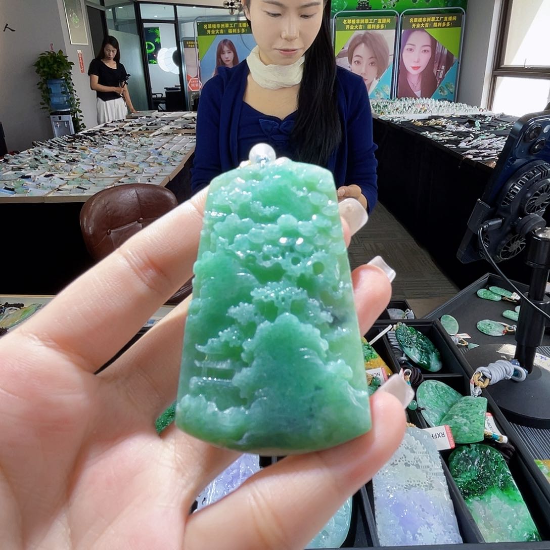 颈饰未镶嵌翡翠一个