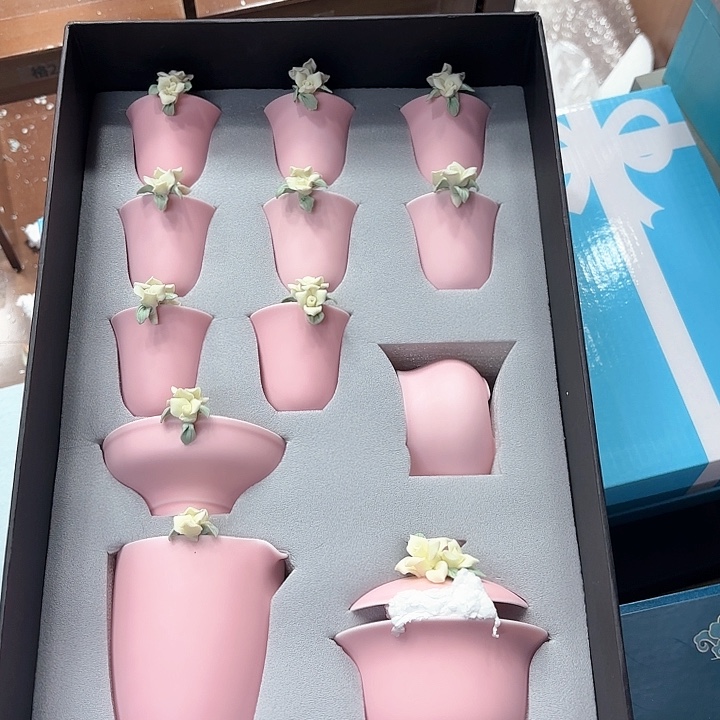 孤品茶具套装等。           