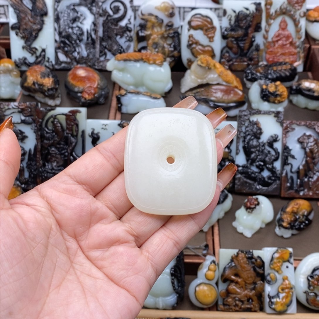 颈饰未镶嵌和田玉