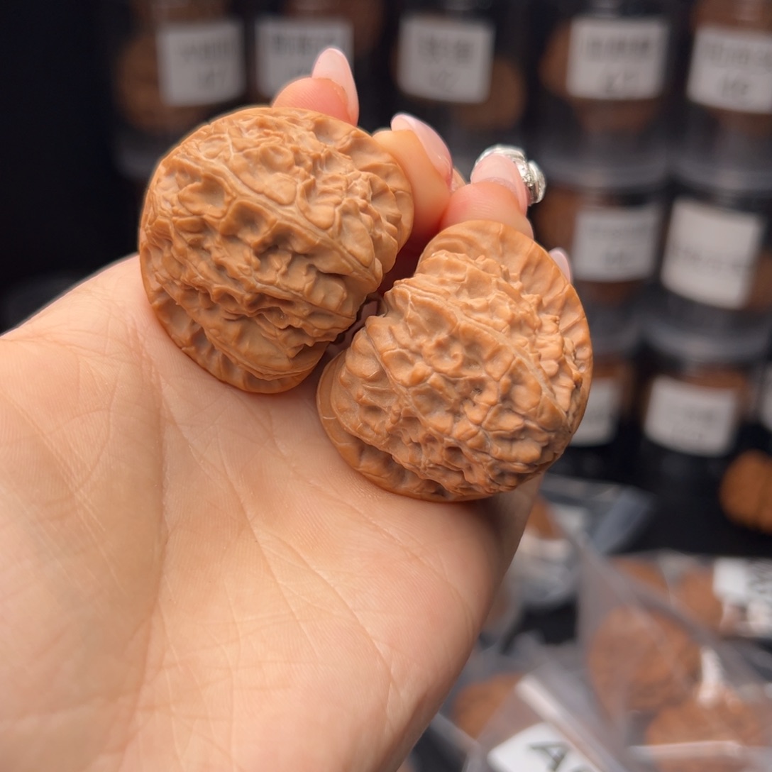 文玩核桃吊坠孙*空三角白