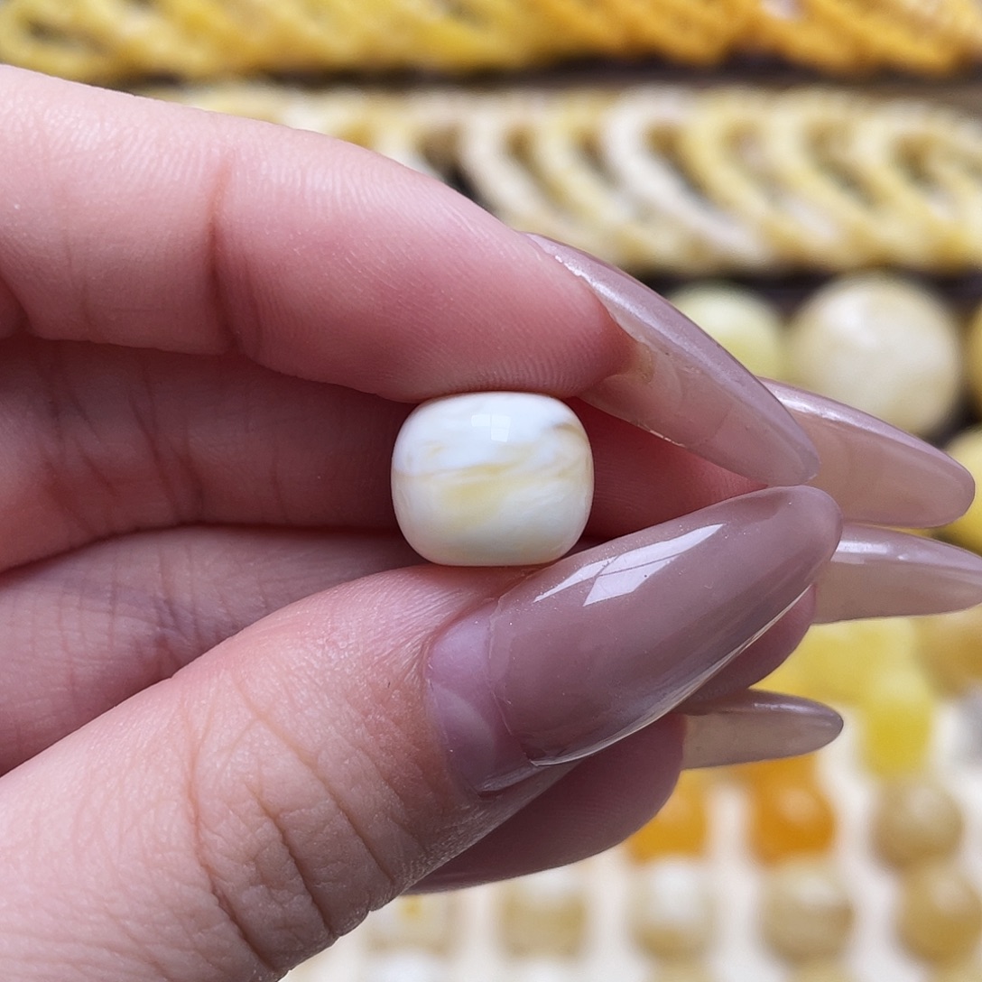 琥珀未镶嵌裸石11.8*9.9mm老型瑕