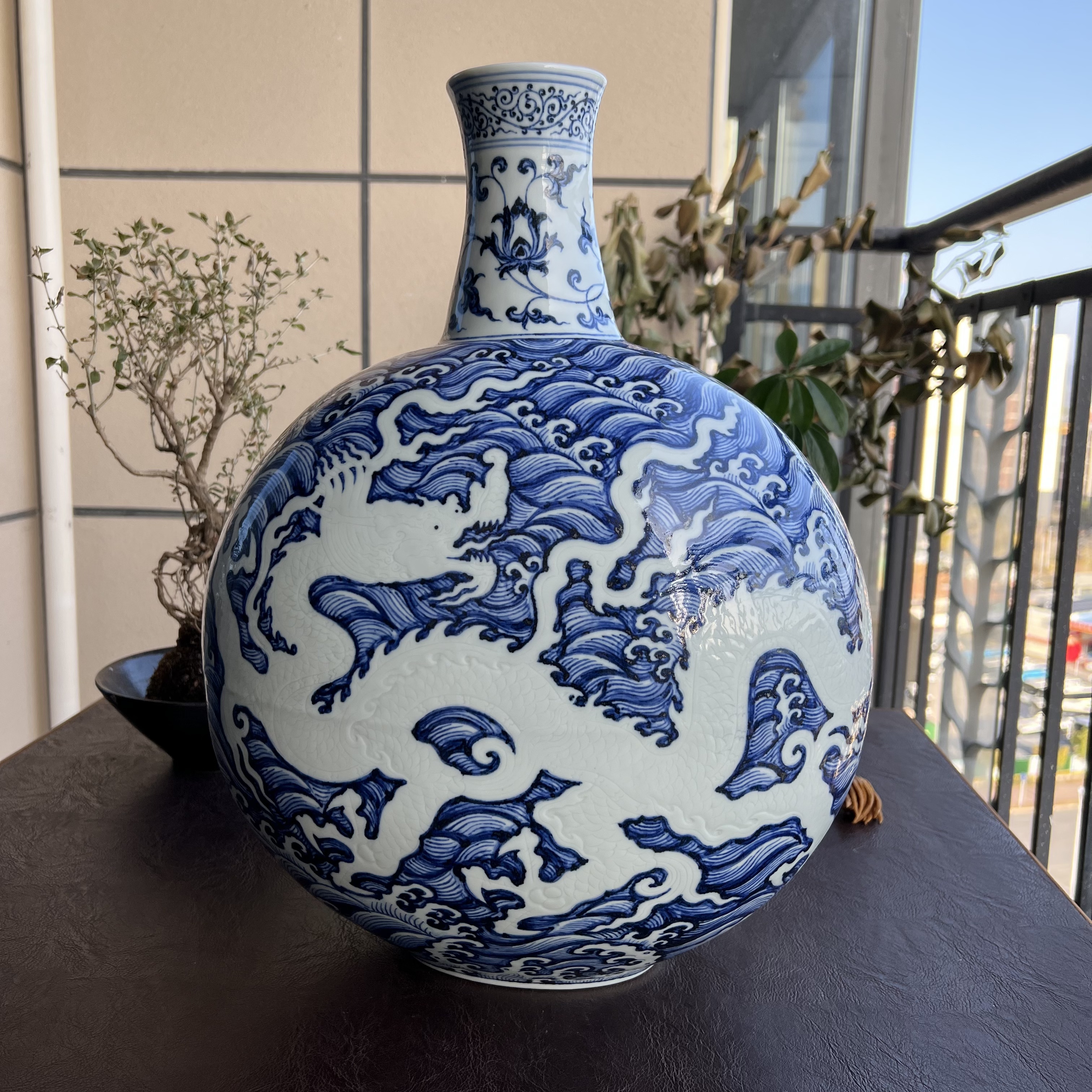 舜瓷天工一品暗刻龙印丕扁瓶蓝釉陶瓷龙纹缠枝大号复古中式蓝色