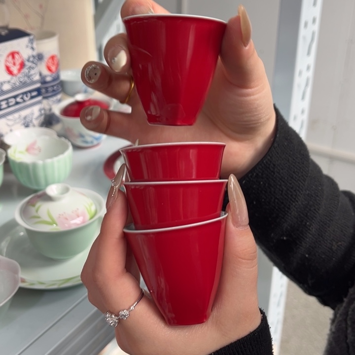 四只杯杯。         