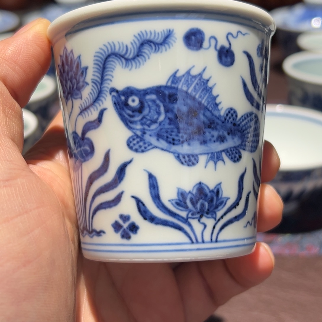 杯青花鱼藻纹小可乐杯口径约7厘米