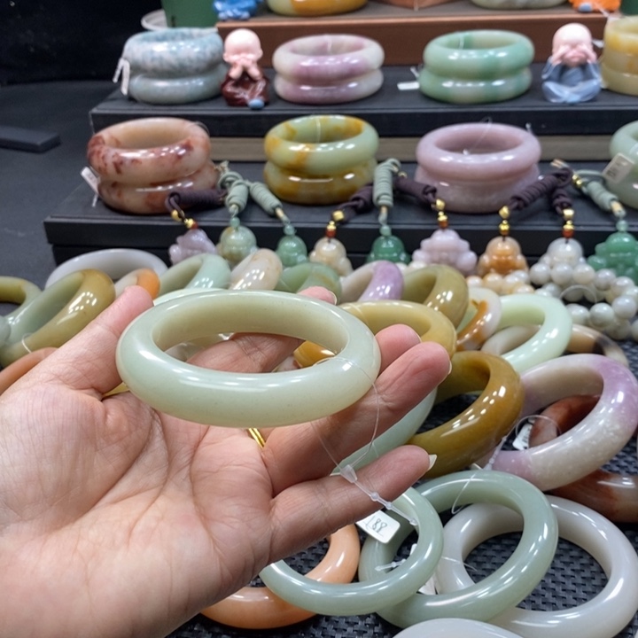 未镶嵌手镯石英岩玉