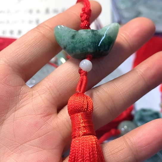 翡翠未镶嵌颈饰车挂