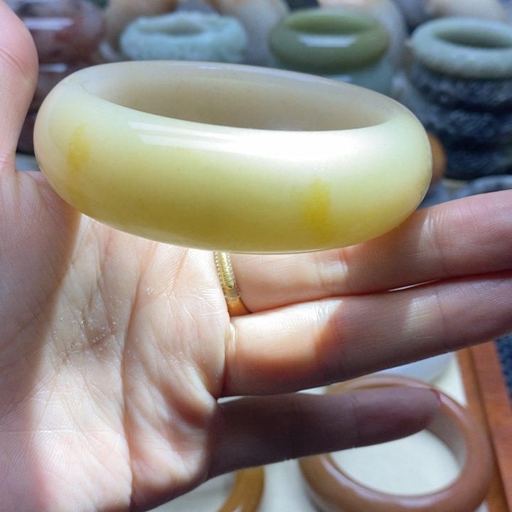 石英岩玉手镯未镶嵌