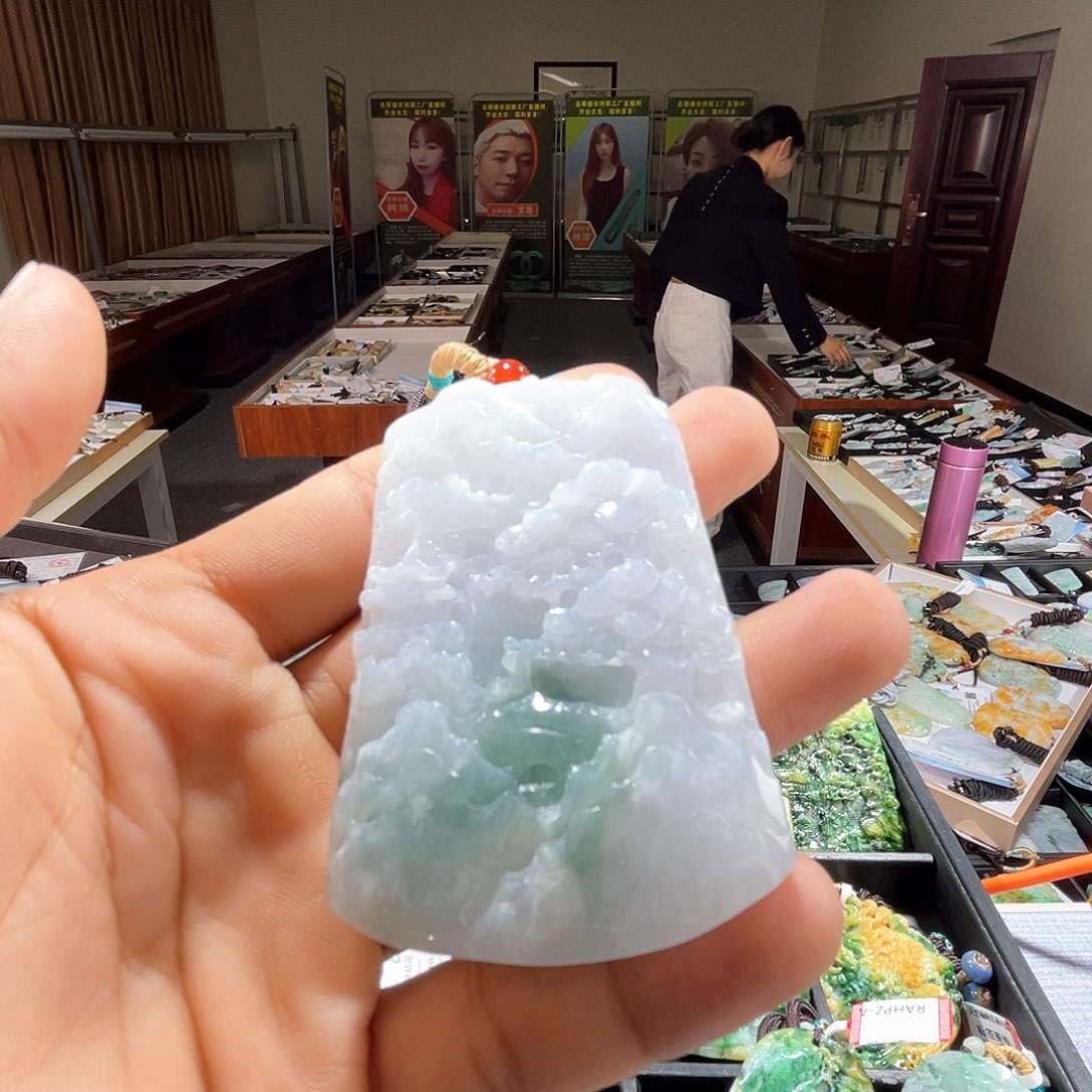翡翠未镶嵌颈饰一