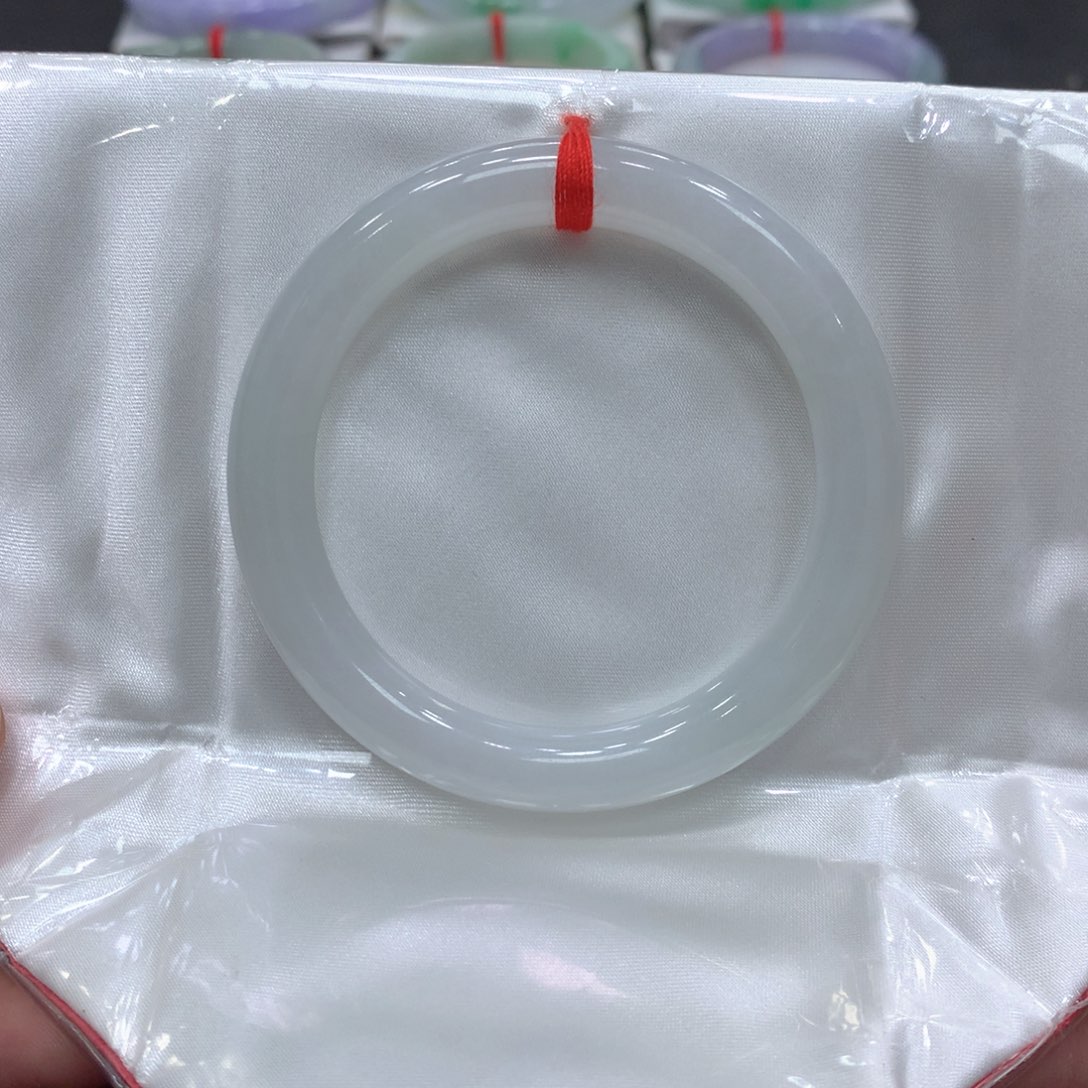 翡翠手镯未镶嵌翡翠