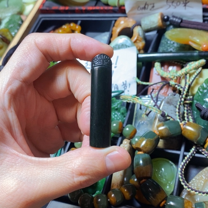 透闪石质玉颈饰未镶嵌