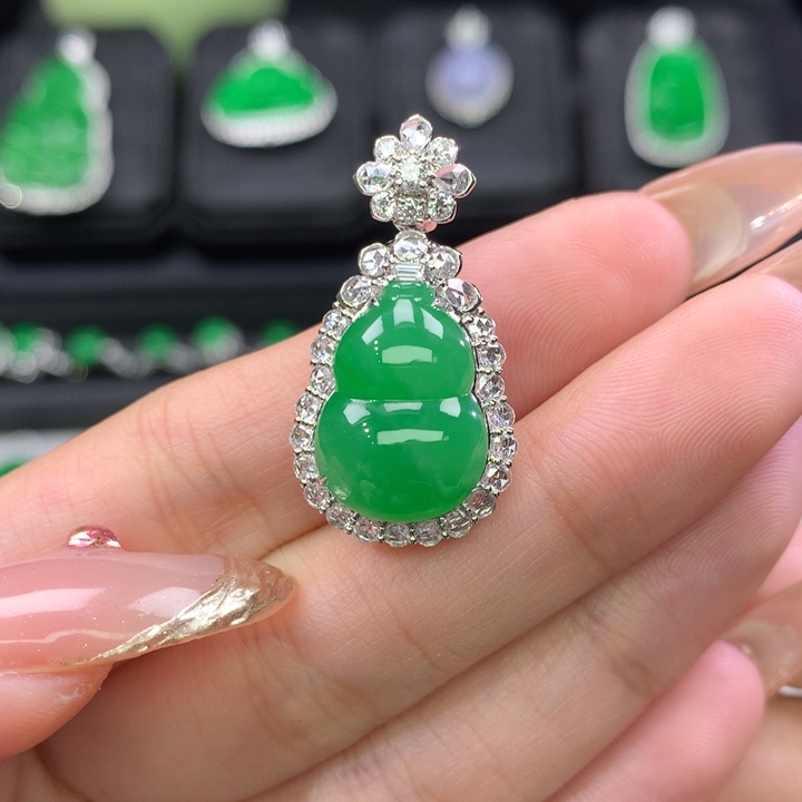 翡翠吊坠(不含链)18K金镶嵌