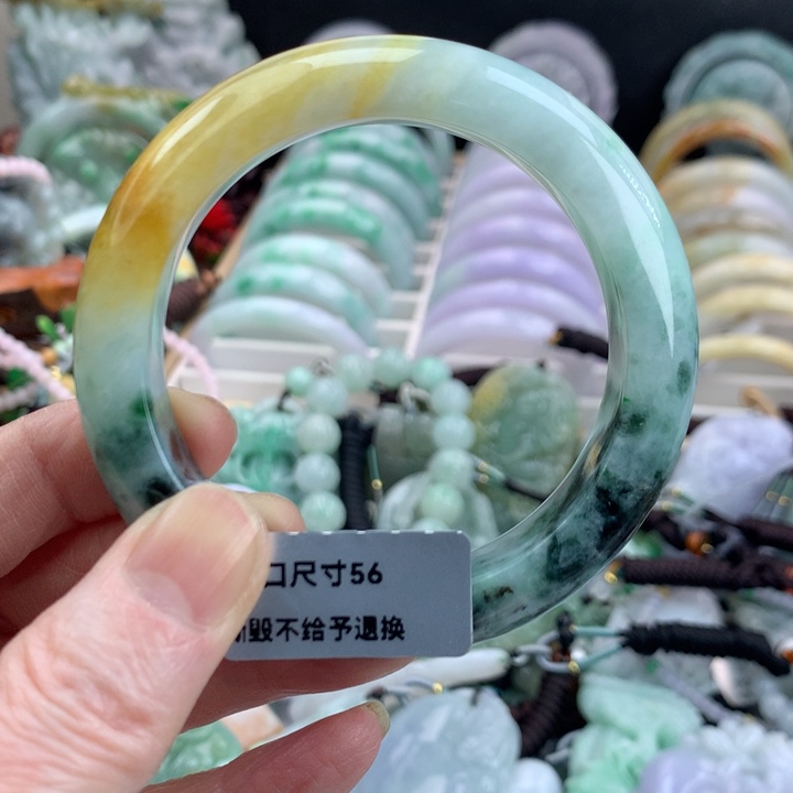 翡翠手镯未镶嵌吊坠