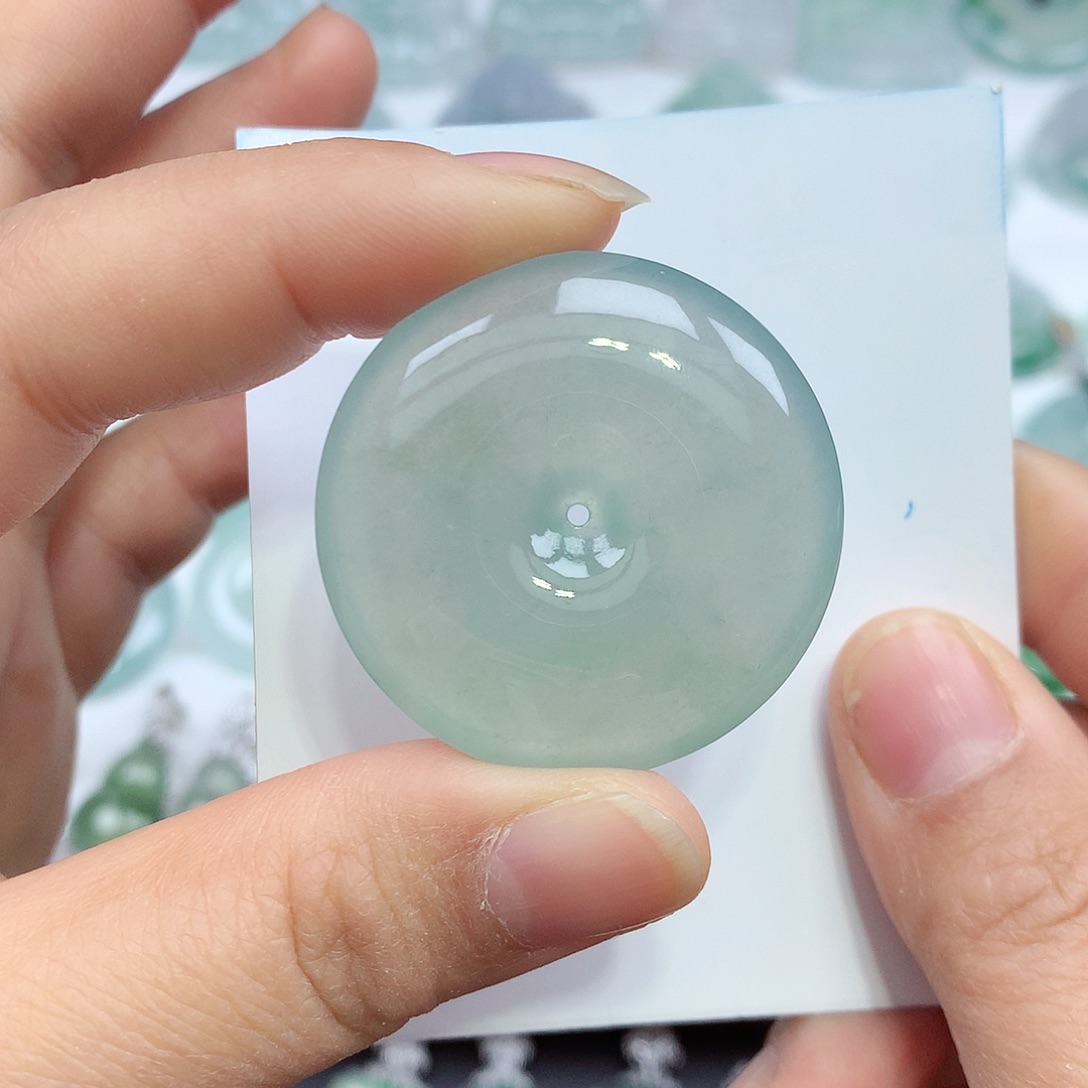 翡翠颈饰未镶嵌平安扣