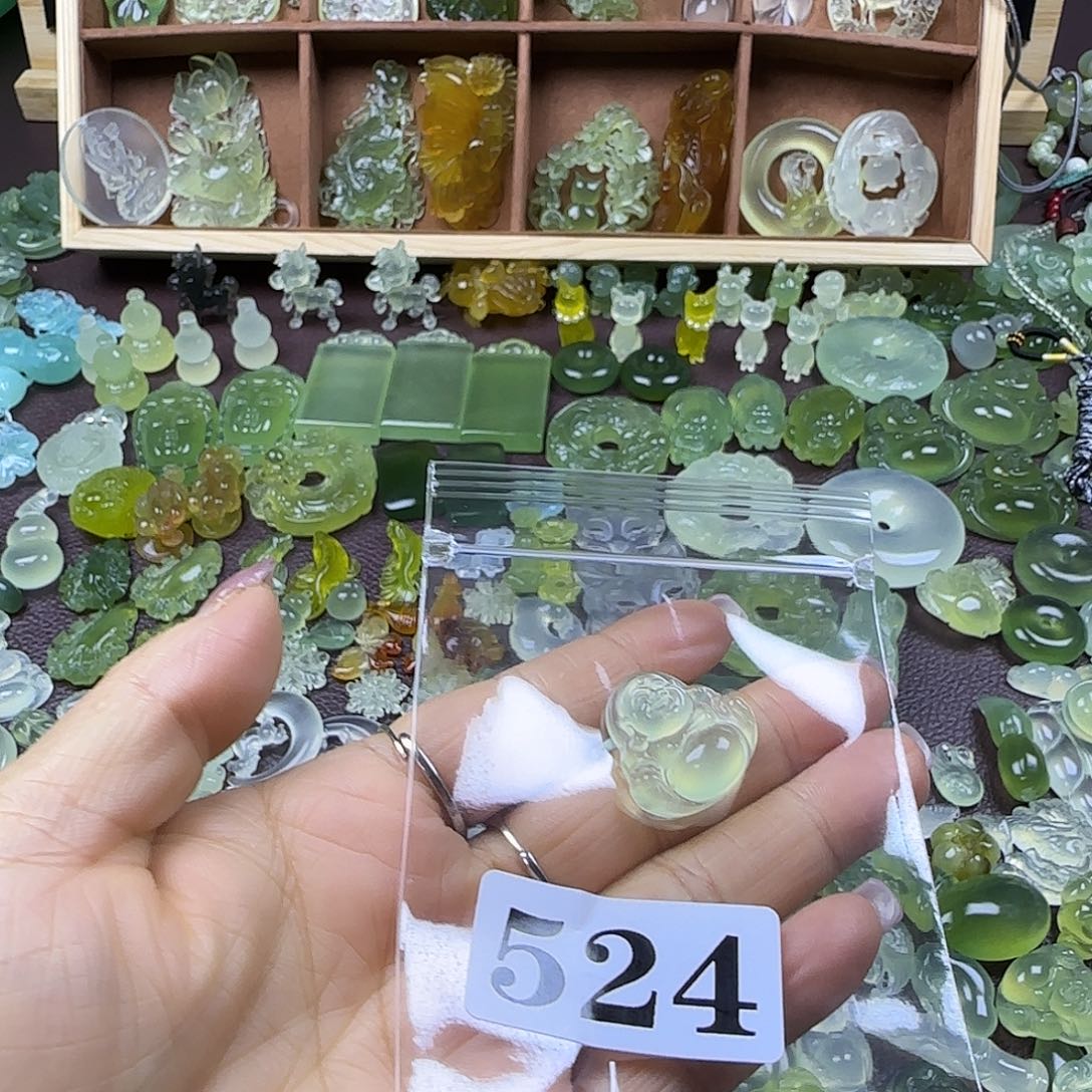 乐***侠蛇纹石玉未镶嵌岫玉吊坠