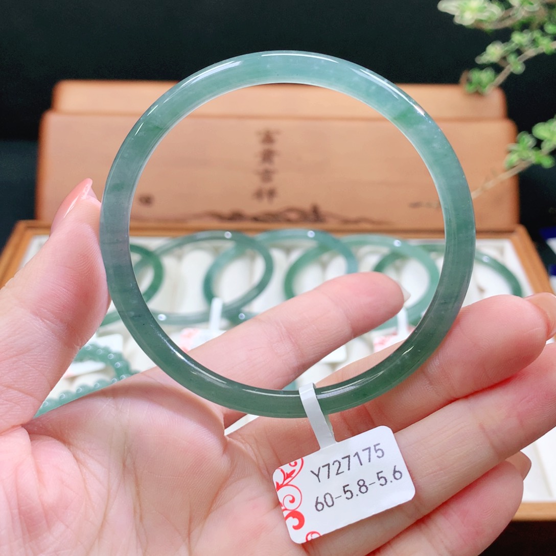 翡翠手镯未镶嵌天然