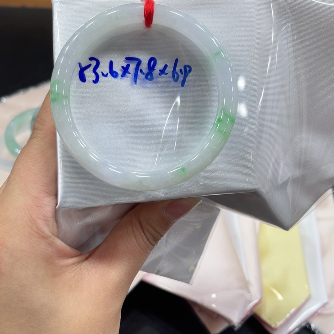 翡翠手镯未镶嵌翡翠