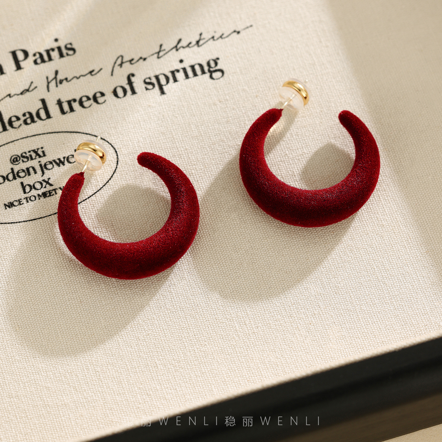 铜合金耳饰 轻奢时尚红色丝绒耳环高级感耳圈适合冬天的耳饰设计