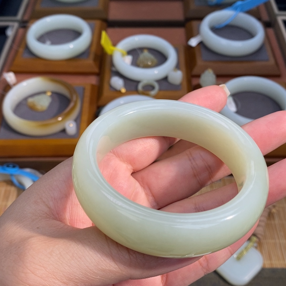 和田玉未镶嵌手镯