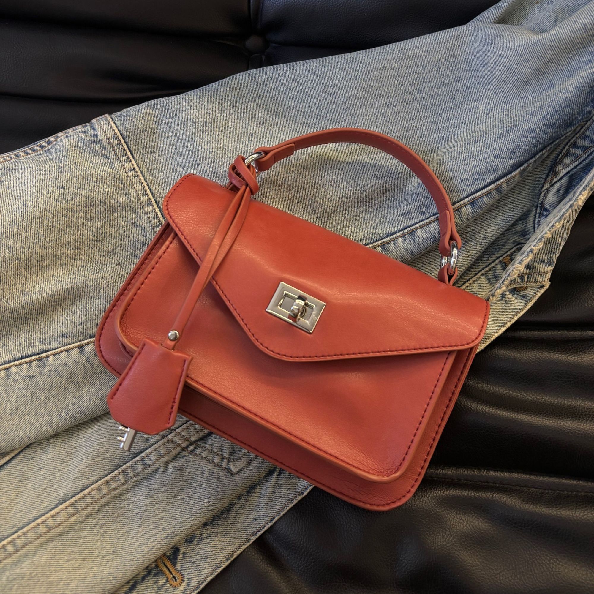 2025春季新款斜挎手提邮差包 小众轻奢简约时尚通勤百搭奢品级