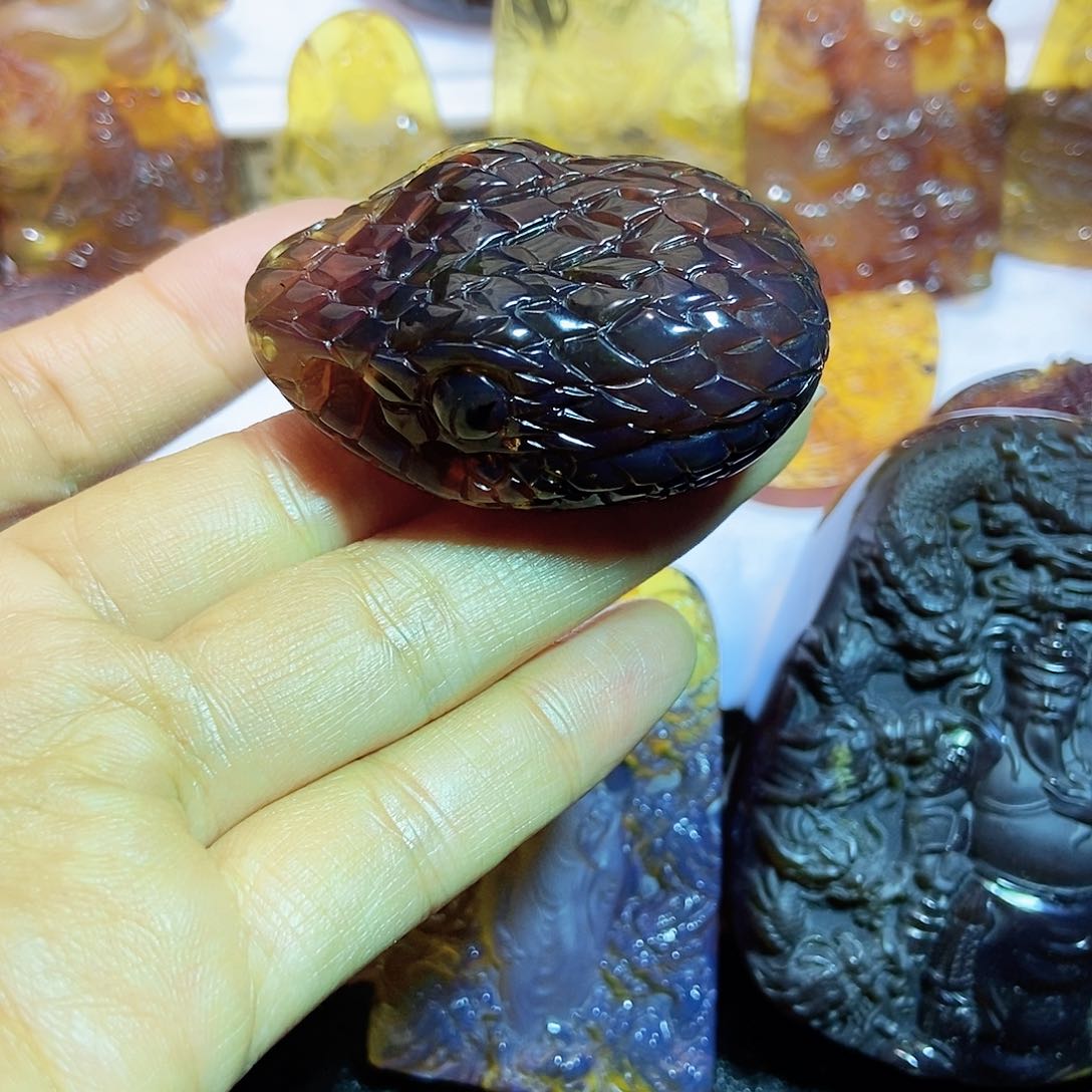 琥珀颈饰未镶嵌蛇头