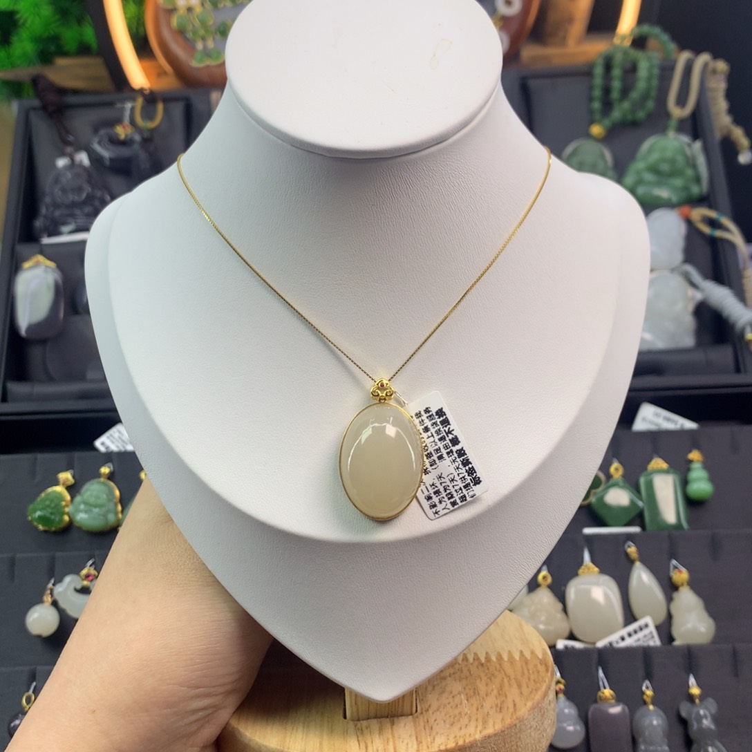 和田玉吊坠18K金镶嵌