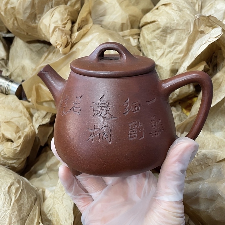 紫砂茶壶原矿泥料，手工制作的一把紫砂壶。