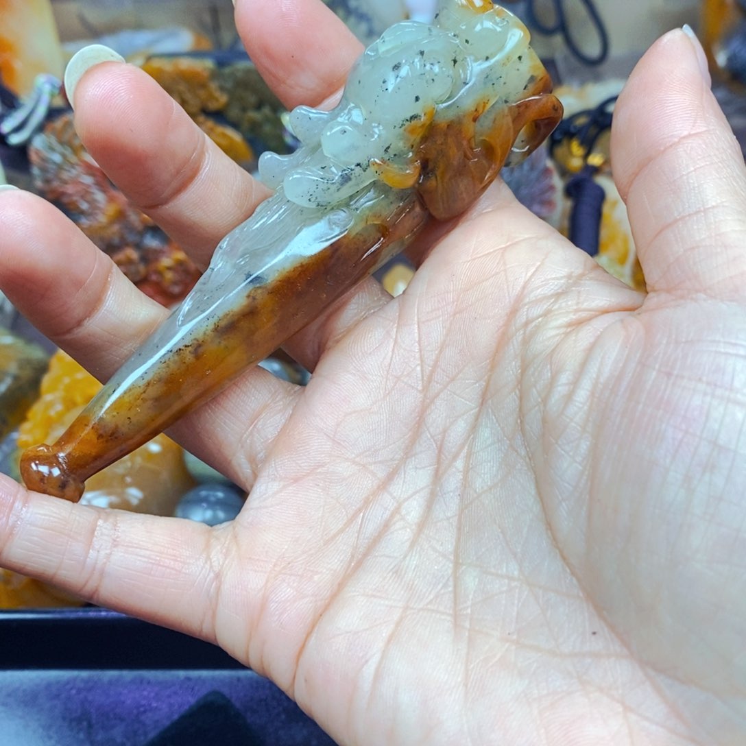 未镶嵌石英质玉（黄龙玉）颈饰