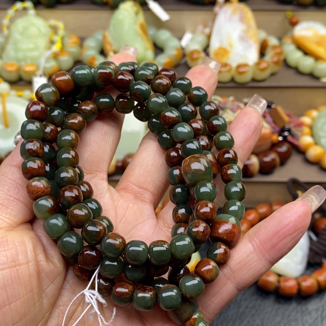 懂***懂透闪石质玉未镶嵌手链