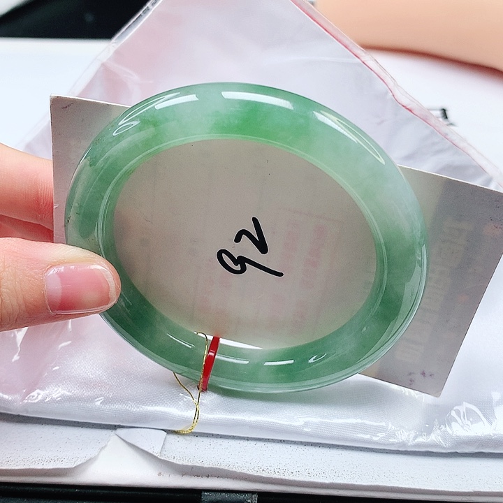 翡翠手镯（圆镯）未镶嵌缅甸天然a货手镯53+