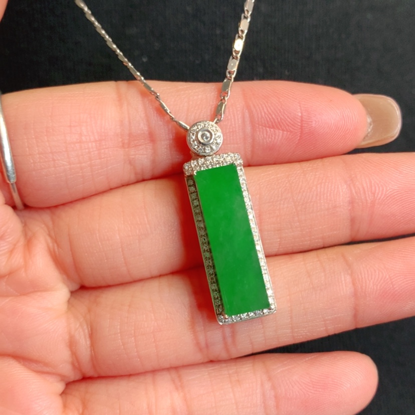 【闪购商品】颈饰18K金镶嵌翡翠平安无事