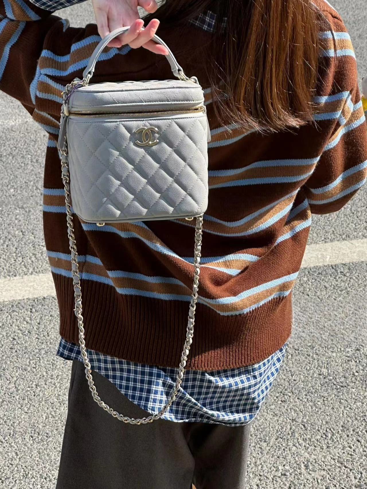 95新 Chanel/香奈儿 展会外场！灰金鱼子酱化妆桶包