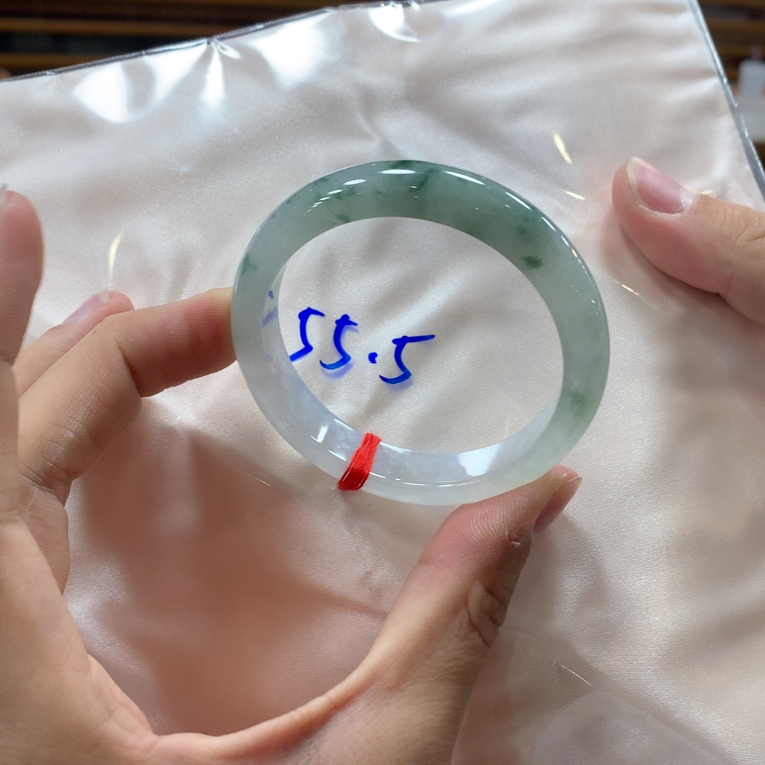 翡翠未镶嵌手镯买断不退