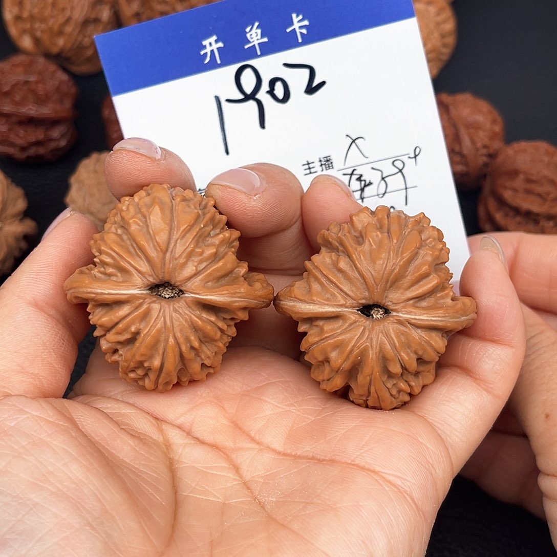 文玩核桃吊坠逆***丶平谷楼39尺。 1902
