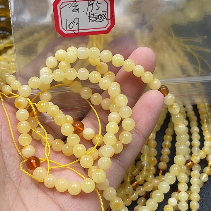 一***由裸石琥珀未镶嵌蜜蜡