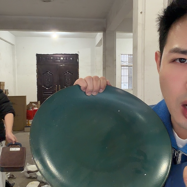 一个装的瓷器的东西