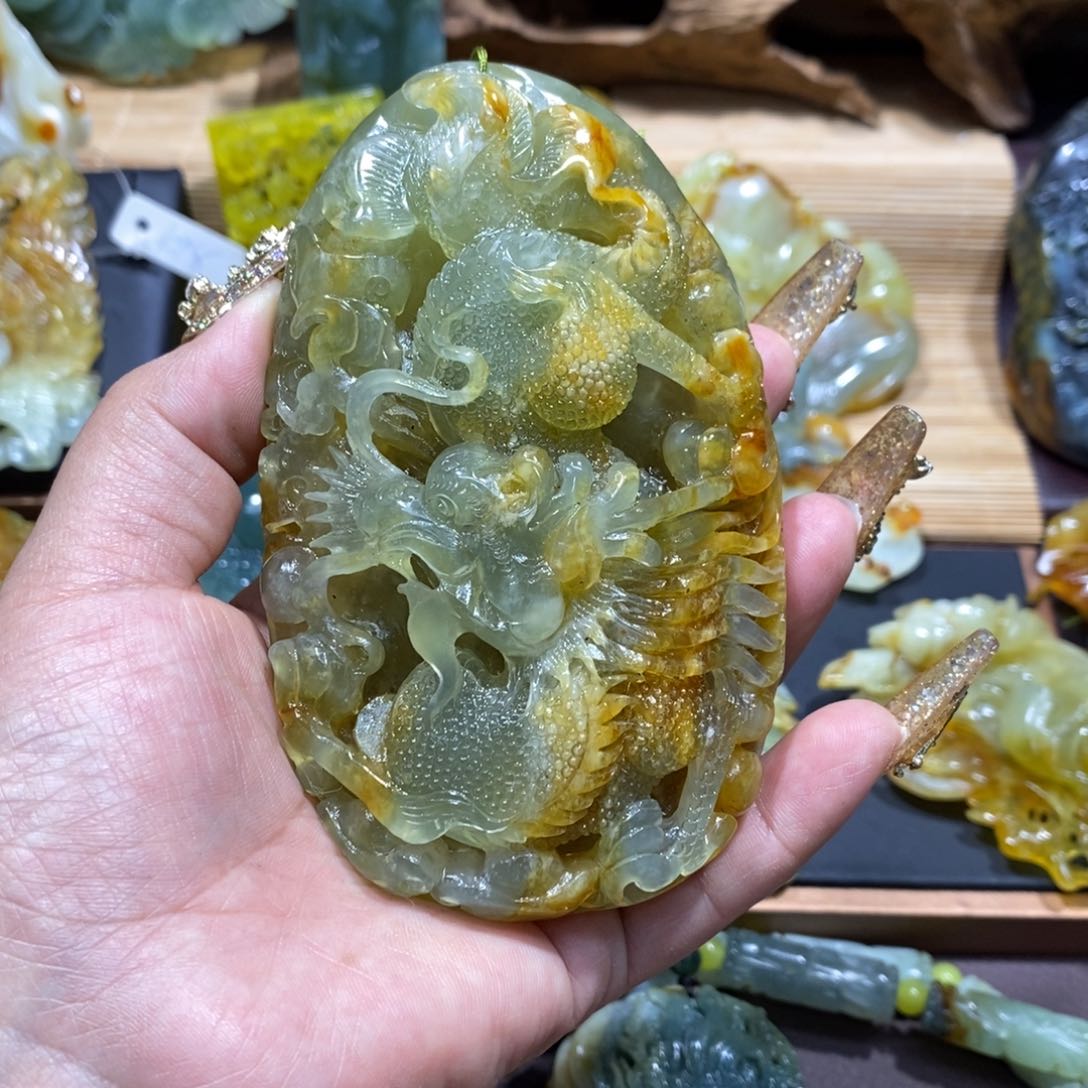蛇纹石玉颈饰未镶嵌