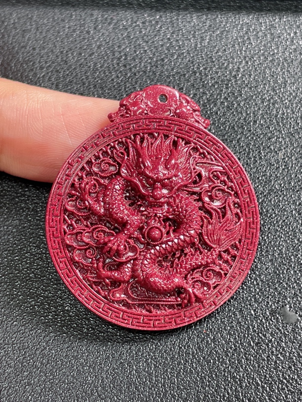 含辰砂工艺品紫金砂龙牌 ，雕工漂亮 ，尺寸40.2/35/8.2