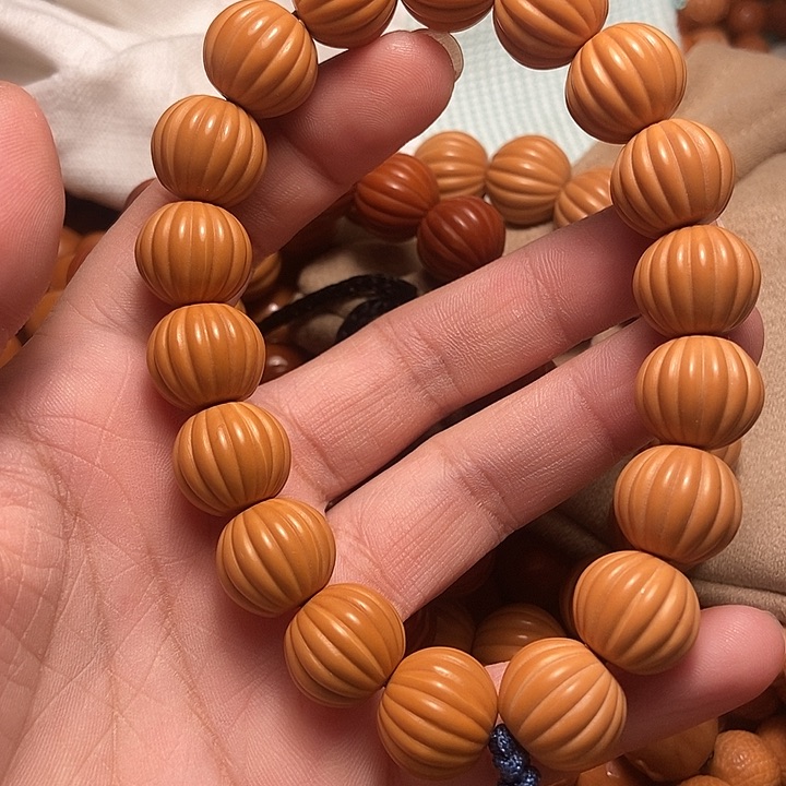 猴头核桃吊坠不**弃手持