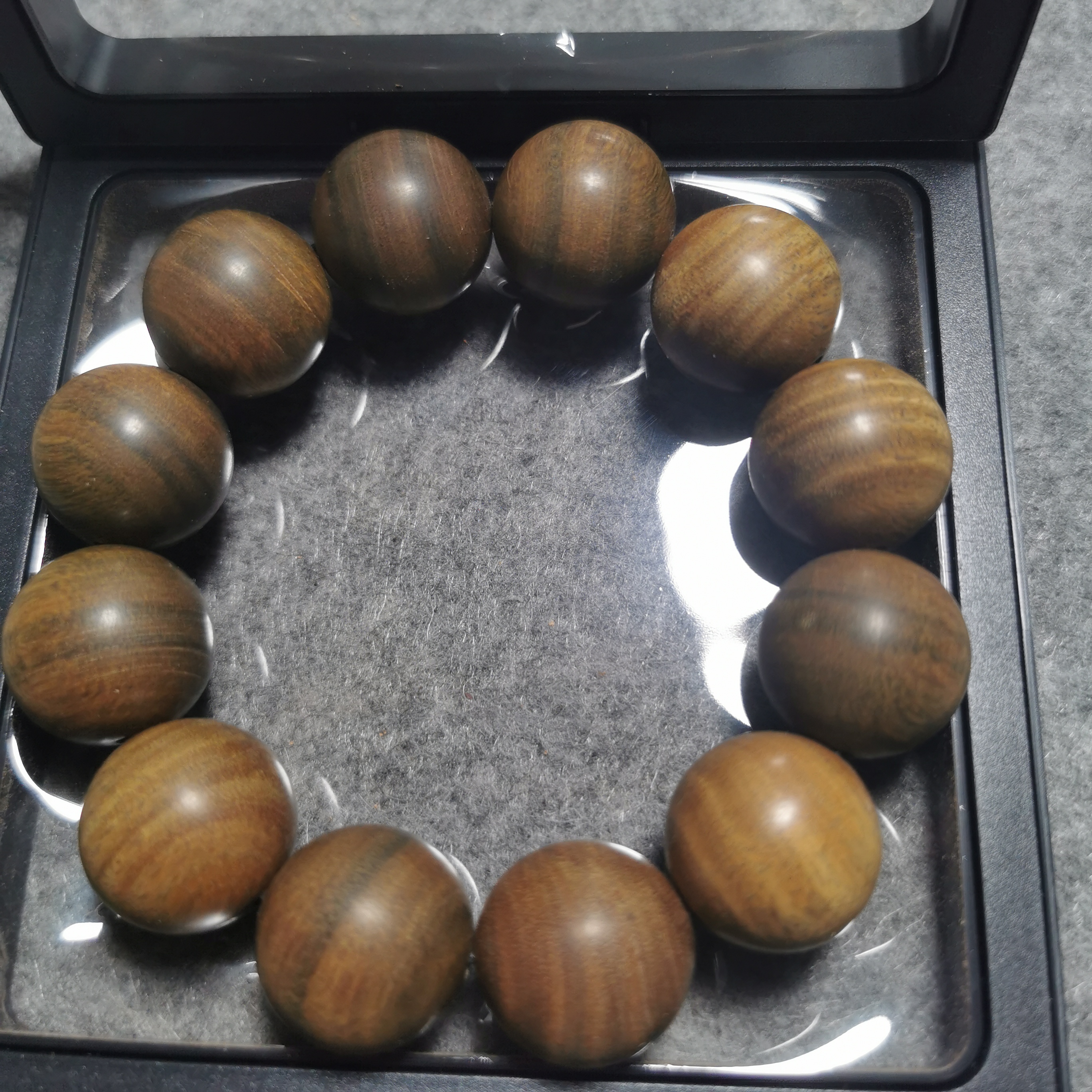 18，绿檀木手串。卡20尺寸12颗，芳香扑鼻。手工制作无科技