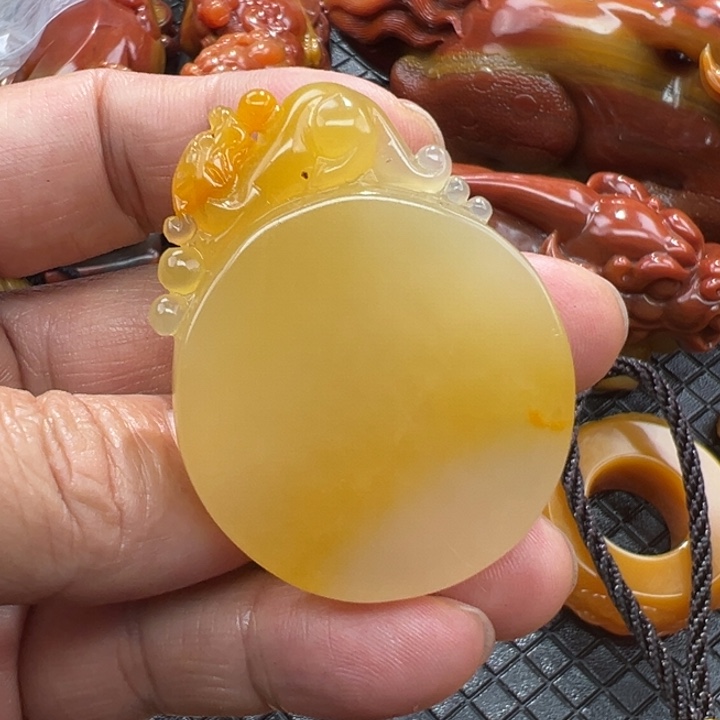 石英质玉（黄龙玉）颈饰合金