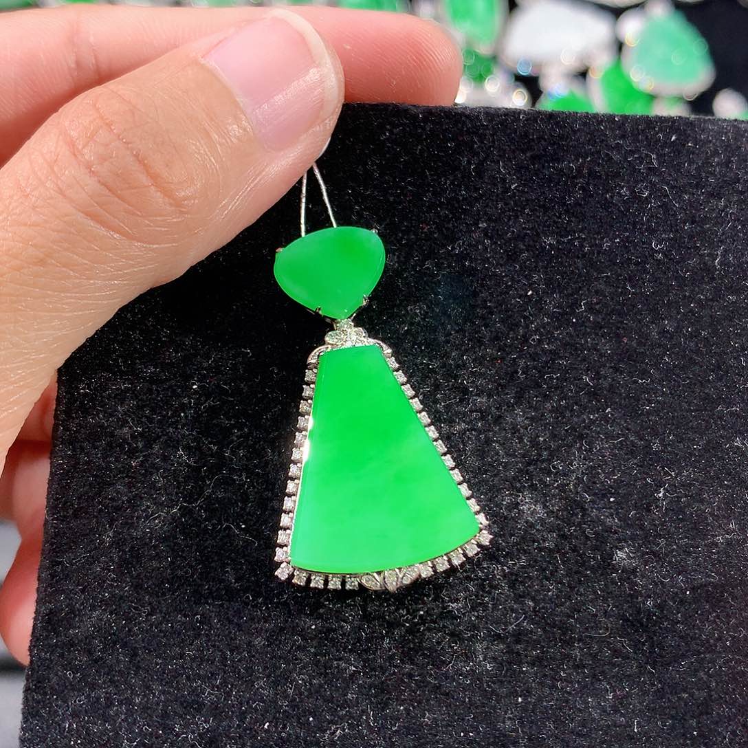 翡翠18K金镶嵌颈饰