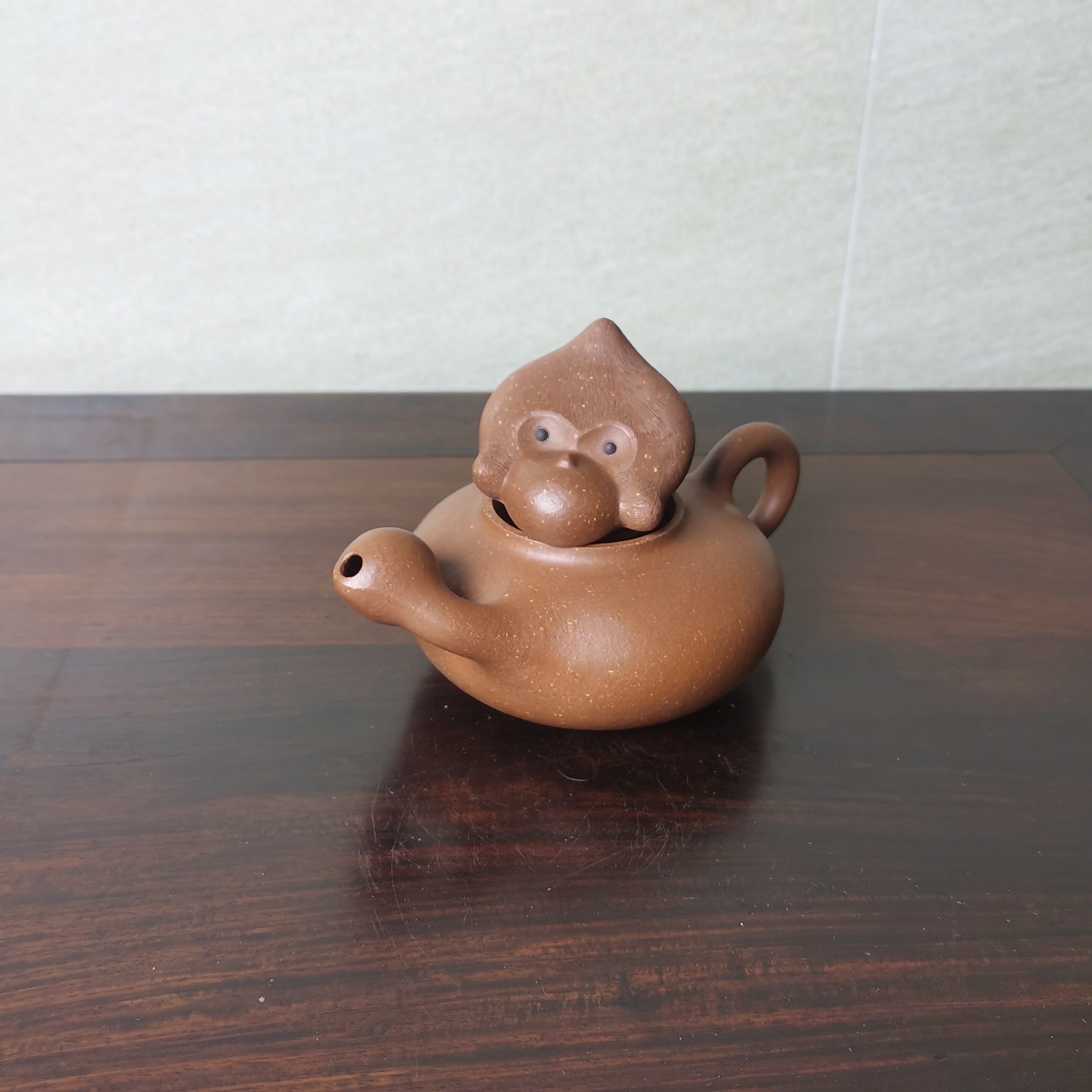 灵猴献寿壶，宜兴黄龙山原矿降坡泥，容量：230CC（精工半手制作）