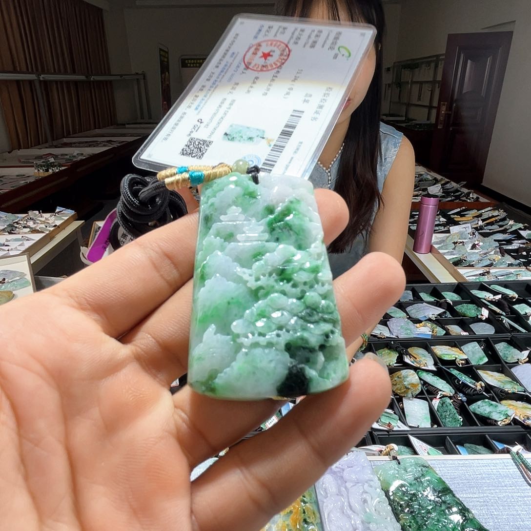 翡翠未镶嵌颈饰一