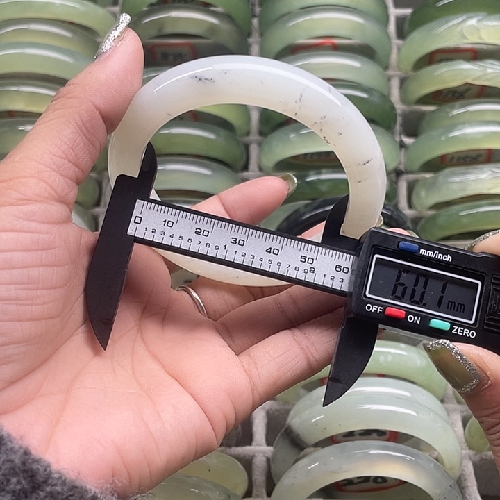 蛇纹石玉未镶嵌手镯，236