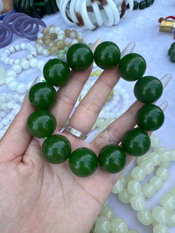 高端大气菠菜绿手串 卡20