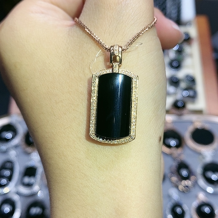 颈饰18K金镶嵌翡翠马鞍