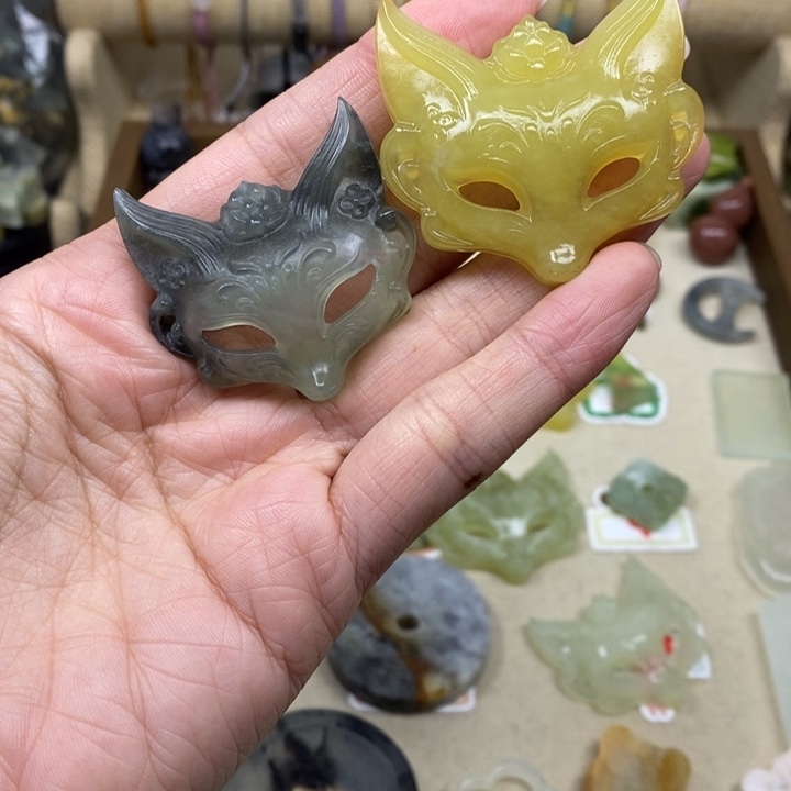 杨***懒蛇纹石玉未镶嵌颈饰