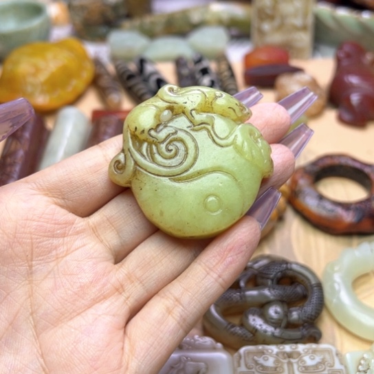 蛇纹石玉未镶嵌颈饰