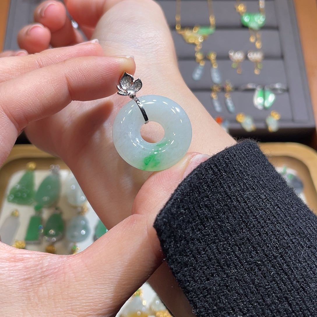 翡翠颈饰18K金镶嵌冰飘阳绿甜甜圈