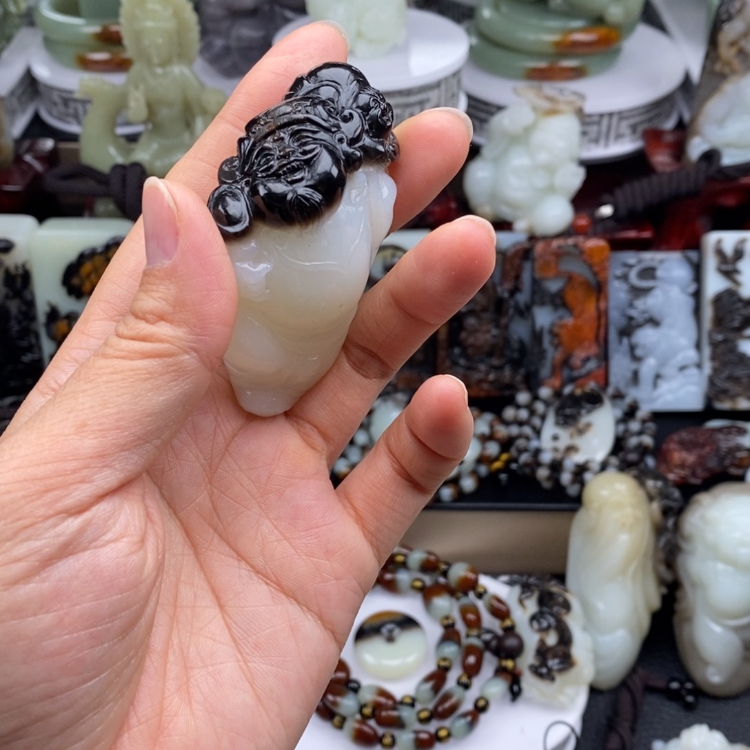 小***子和田玉未镶嵌颈饰